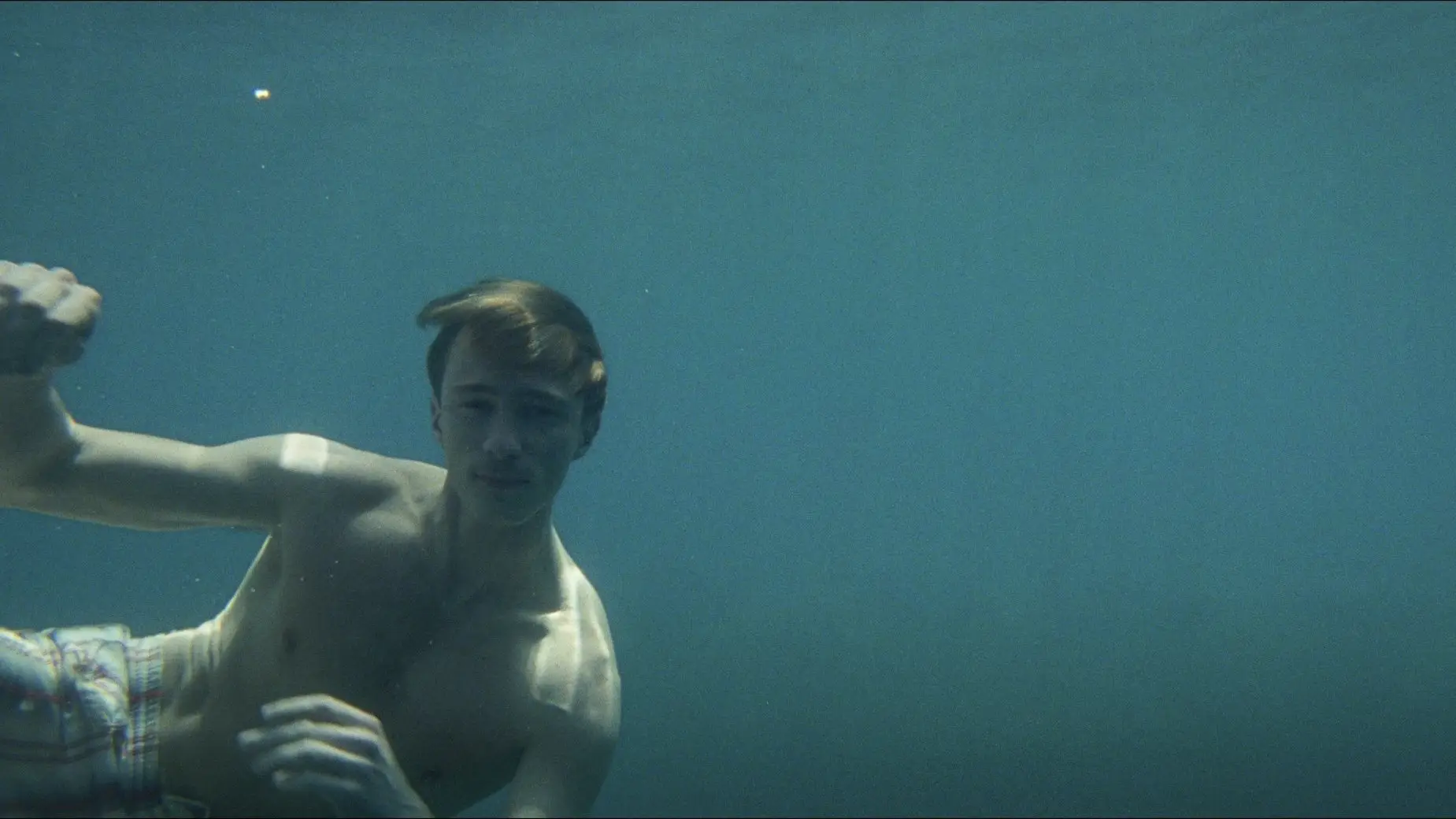 Scena dal film "Queer" di Luca Guadagnino (2024)