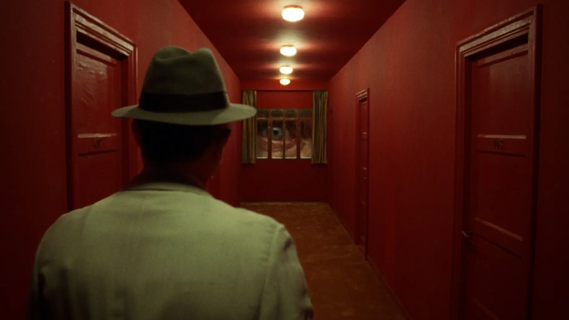 Scena dal film "Queer" di Luca Guadagnino (2024)