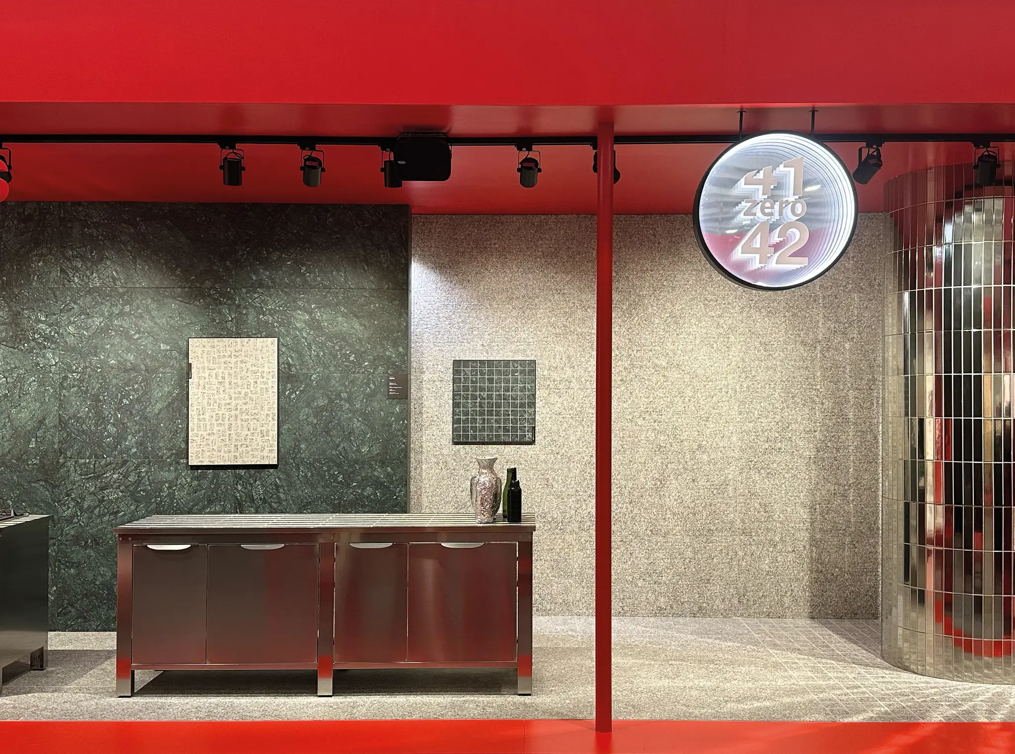 Collezione Brutus, stand Cersaie 2025 © 41zero42 - www.41zero42.com