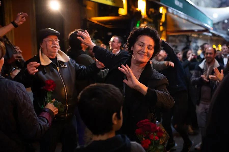 Una scena del film "Crossing Istanbul" di Levan Aki (2024)