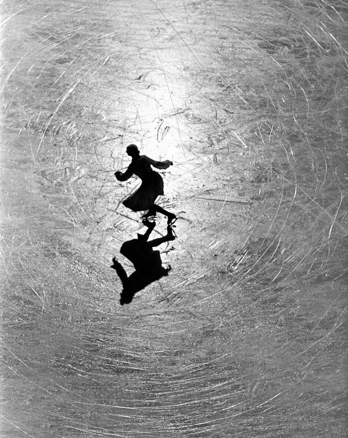 La campionessa austriaca Melitta Brunner durante le prove sul ghiaccio. St. Moritz, Svizzera. Immagine di Alfred Eisenstaedt © 1934. The Picture Collection LLC.